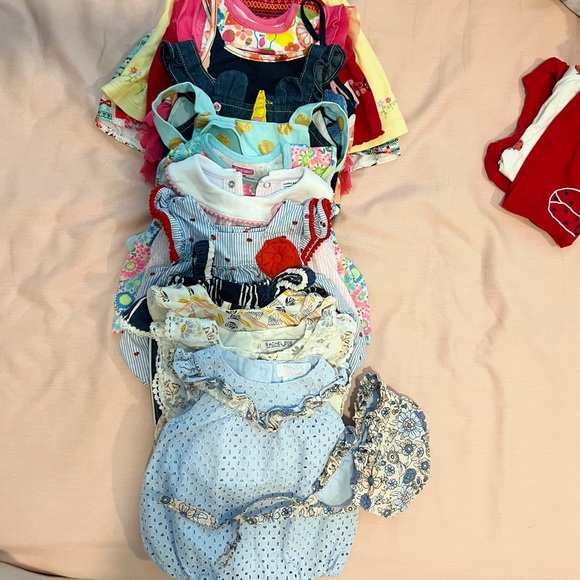 Over 123 Pieces of Baby Girls’ Clothing (sizes 3-6M up to 12-18M) - Picture 8 of 11